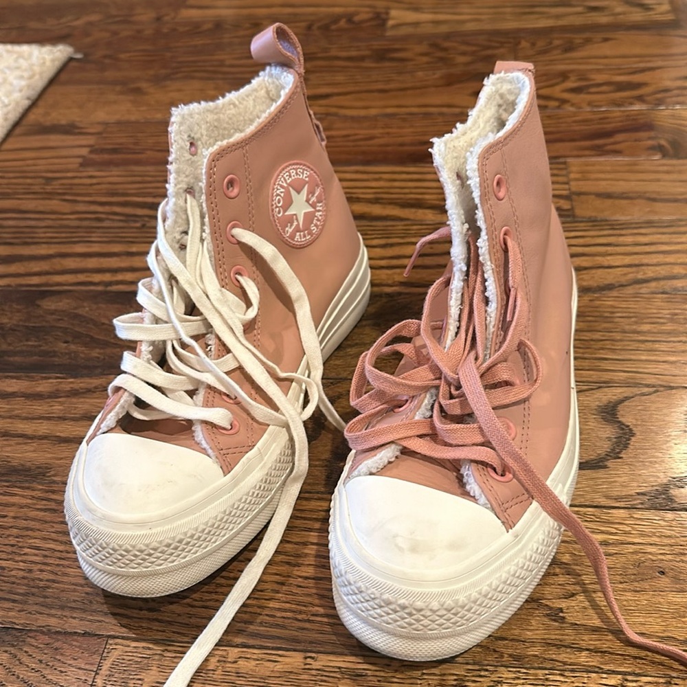 Converse women Chuck Taylor All Star pink leather fleece lined boot; size 7